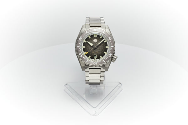Thresher 44mm 'Hammered Grey'